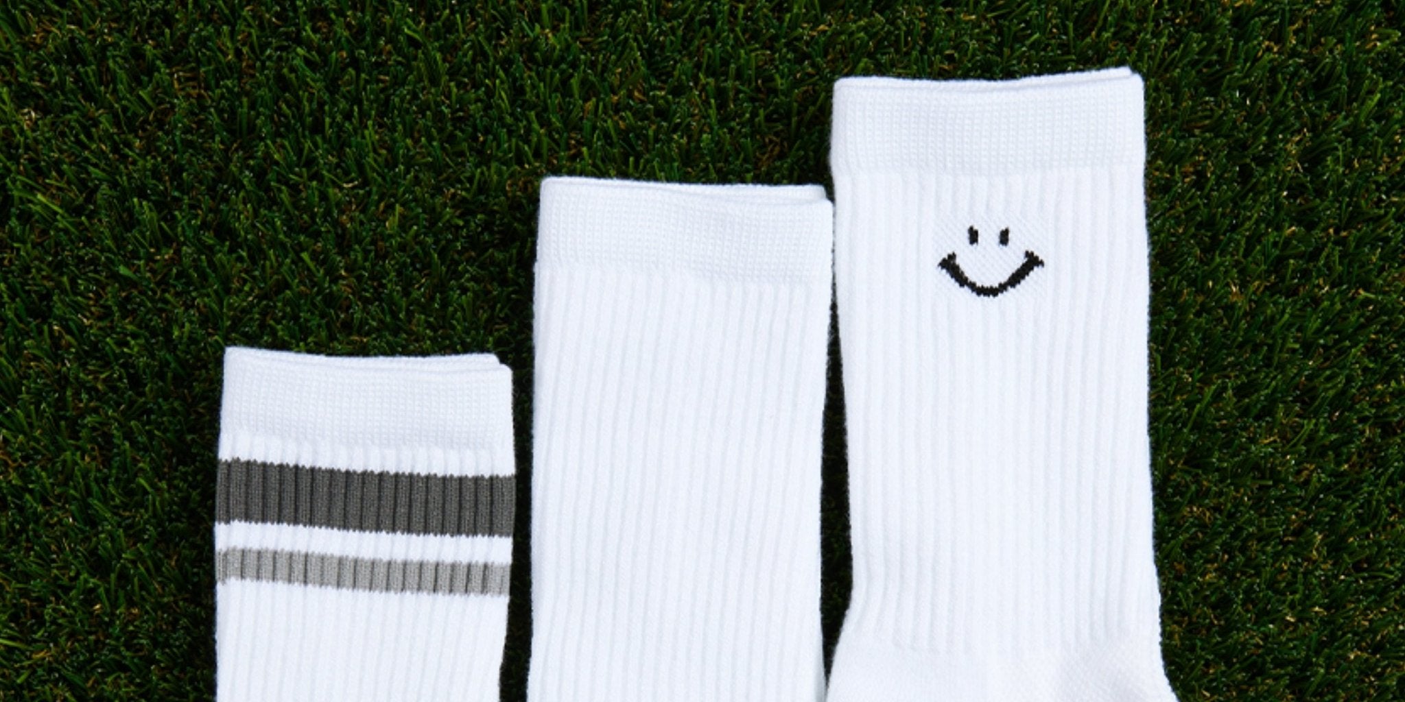 Del Campo Smiley Crew 3-Pack golf socks, on golf-course turf
