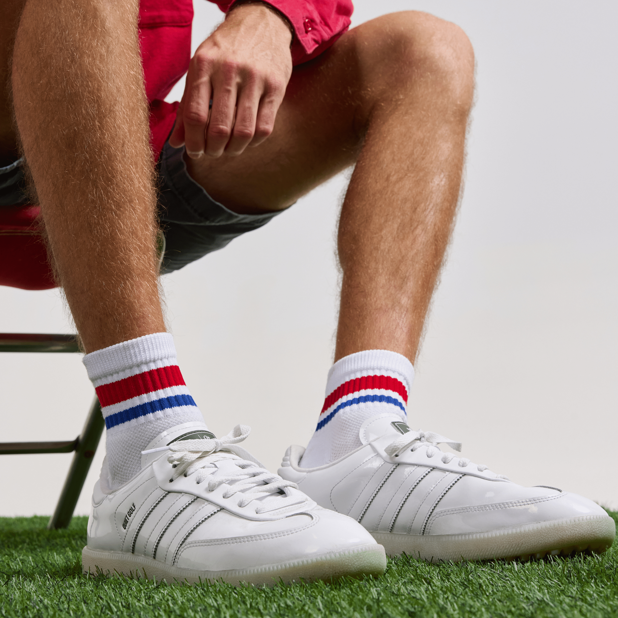 Del Campo Red/Blue Stripes golf socks, lifestyle shot