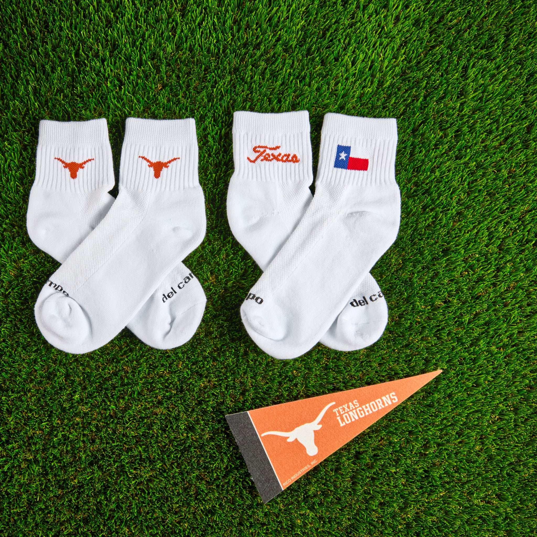Del Campo Texas Longhorns Pack golf socks on turf with a team pennant